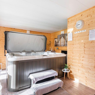 Escapada con Spa Privado, Cava y Aperitivos en Bulle d'Eden (Bayona, Francia)