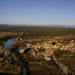 Escapada Romántica con Cena en Hotel Santa Anna 3* y Vuelo en Globo con Cava, Zumos, Bizcocho de Almendras y Fotos (Girona)
