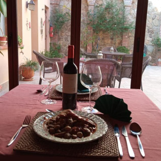 Escapada Romántica con Bañera Hidromasaje y Cena para dos en Hotel Rural La Sinforosa 4* (Badajoz)