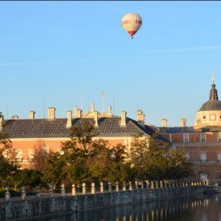Escapada Romántica en una Cabaña en el Árbol y Vuelo en Globo con Vídeo, Almuerzo y Cava para dos (Madrid)