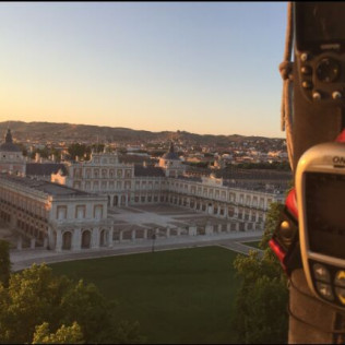 Escapada Romántica en una Cabaña en el Árbol y Vuelo en Globo con Vídeo, Almuerzo y Cava para dos (Madrid)