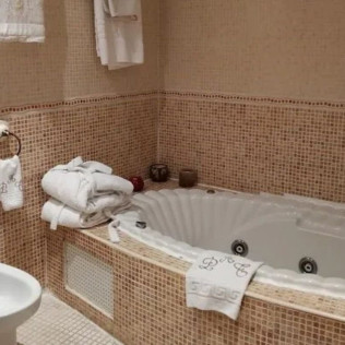 Escapada Romántica con Bañera de Hidromasaje en Posada Los Antiguos Telares 3* (Guadalajara)