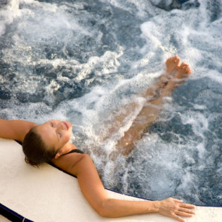 Escapada Romántica en Aqua Luna Spa y Vuelo en Globo con Fotos y Almuerzo para dos (León)