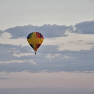 Escapada Romántica en Aqua Luna Spa y Vuelo en Globo con Fotos y Almuerzo para dos (León)