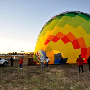 Escapada Romántica en Aqua Luna Spa y Vuelo en Globo con Fotos y Almuerzo para dos (León)