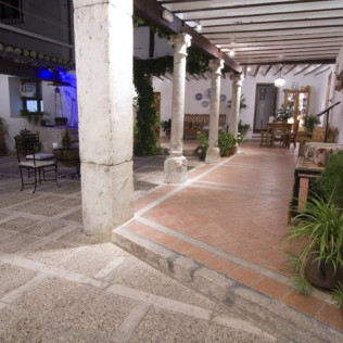 Escapada en Casa Rural & Spa La Graja y Visita Bodegas a Bodegas Pablo Morate, Museo del Vino y Cata para dos (Madrid)