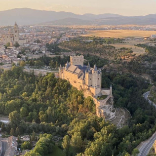 Escapada con Spa en Hotel Cándido y Vuelo en Globo para dos con Fotos y Vídeo (Segovia)