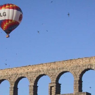 Escapada con Spa en Hotel Cándido y Vuelo en Globo para dos con Fotos y Vídeo (Segovia)