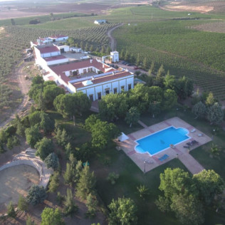 Escapada en Hotel Bodega El Moral 4* con Visita guiada a Bodega las Encomiendas y Degustación de Vinos (Ribera del Fresno, Badajoz)