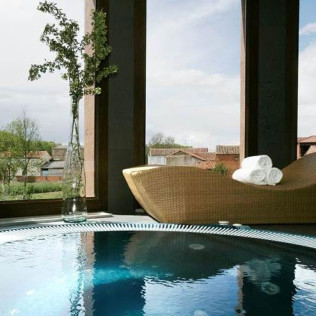 Escapada con Jacuzzi Privado en Hotel Aqua Luna Spa 3* y Vuelo en Globo para dos (León)