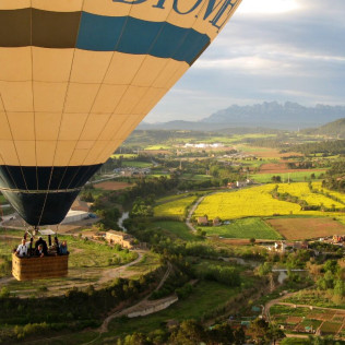 Escapada con Cena en Montsonís Medieval Resort y Vuelo en Globo para dos con Fotos (Lleida)