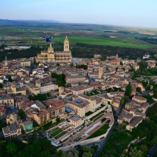 Escapada con Hotel y Vuelo en Globo para dos con Fotos y Vídeo (Segovia)