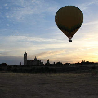 Escapada con Hotel y Vuelo en Globo para dos con Fotos y Vídeo (Segovia)