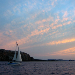 Excursión en Catamarán Exclusivo con Puesta de Sol y Aperitivo para dos (Fornells, Menorca)