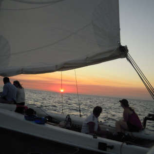 Excursión en Catamarán con Puesta de Sol y Aperitivo para dos (Fornells, Menorca)