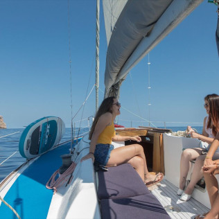Excursión Compartida en Velero para Ver la Puesta de Sol (Fornells, Menorca)