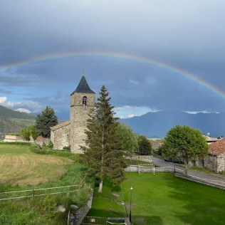 Escapada Romántica en Pirineo Catalán con Bañera Hidromasaje y Cena en Hotel Mirador (Lles de Cerdanya, Lleida)