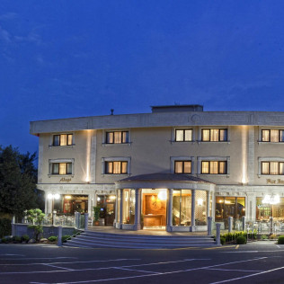 Fin de Semana Romántico en Suite Junior con Bañera Hidromasaje, Cava y Bombones en Hotel Os Olivos 3* Superior (A Coruña)