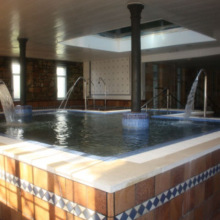 Fin de Semana Romántico con Piscina Termal para dos en Hotel Balneario de Corconte (Burgos)