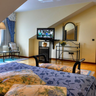 Fin de Semana Rural en Habitación Superior con Bañera de Hidromasaje en Hotel El Carmen 3* (Perlora, Asturias)