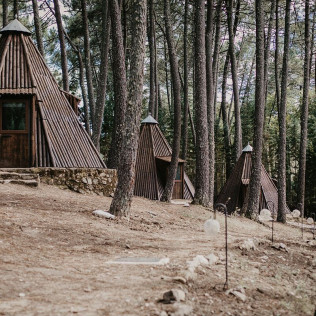 Escapada de 2 Noches con Desayuno en Glamping The Teepee de Sierra de Gredos (Mombeltrán, Ávila) - (D-J)