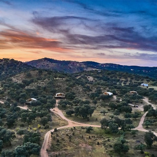 Escapada de 2 Noches con Desayuno en Suite o Junior Suite de Glamping La Dehesa Experiences (Adamuz, Córdoba)