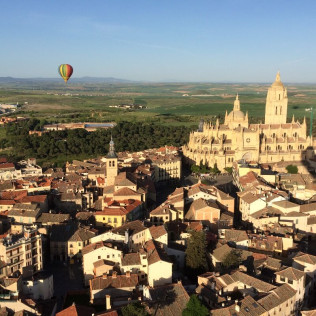 Vuelo en Globo con Cava, Almuerzo, Reportaje de Fotos y Vídeo HD con Traslado desde Madrid (Segovia)