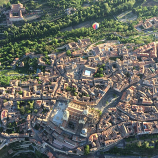 Vuelo en Globo con Cava, Almuerzo, Reportaje de Fotos y Vídeo HD con Traslado desde Madrid (Segovia)