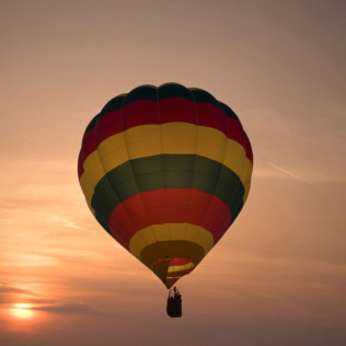 Vuelo en Globo con Cava, Almuerzo, Reportaje de Fotos y Vídeo HD con Traslado desde Madrid (Segovia)