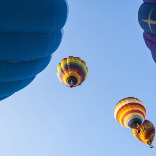 Exclusivo Aladinia: Vuelo en Globo con Desayuno, Cava y Vídeo (Sevilla)