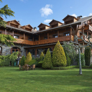 Escapada en Hotel 4* y Vuelo en Globo y Cava por la Garrotxa (Girona)