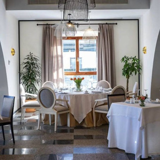 Comida o Cena para dos en Restaurante Las Corchuelas del Hotel Hospes Palacio de Arenales & Spa 5* (Cáceres)