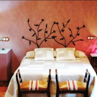 Escapada Rural con Desayuno en Hostal Los Oteros y Visita a Bodega Pardevalles con Cata de Vinos para dos (León)