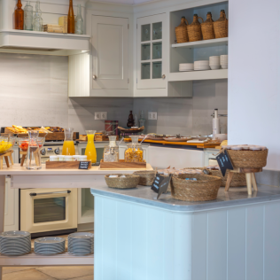 Escapada de 1 o 2 Noches con Desayuno en Hostal Boutique Es Portalet (Sant Feliu de Guíxols, Girona)