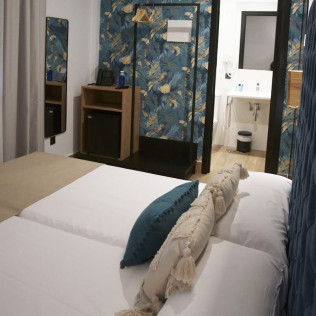 Escapada de 2 Noches con Desayuno en Hostal Santa (El Rocío, Huelva)