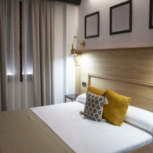 Escapada de 2 Noches con Desayuno en Hostal Santa (El Rocío, Huelva)