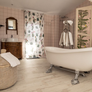 Escapada con Desayuno en Habitación Doble o Suite de Aal Cachucho (San Agustín del Guadalix, Madrid)