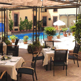 Escapada con almuerzo o cena en Hotel Alcázar de la Reina 4* (Carmona, Sevilla)