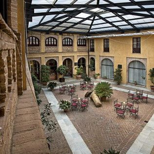 Escapada con almuerzo o cena en Hotel Alcázar de la Reina 4* (Carmona, Sevilla)