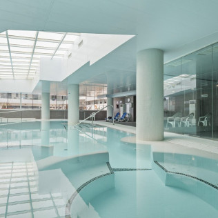 Escapada de 2 Noches con Comida o Cena, Piscina Termal y Terma Romana en Hotel Balneario Playa de Coma-Ruga 4* (Tarragona)