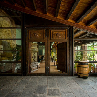 Escapada con Desayuno en La Casa del Cofrade y Visita a Bodegas Vinícola Real con Cata de Vinos (Albelda de Iregua, La Rioja)