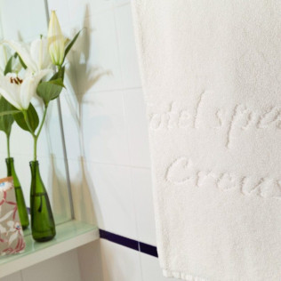 Escapada Romántica con Cava, Bombones y Rosa en Hotel Spa Cap de Creus (Port de la Selva, Girona)