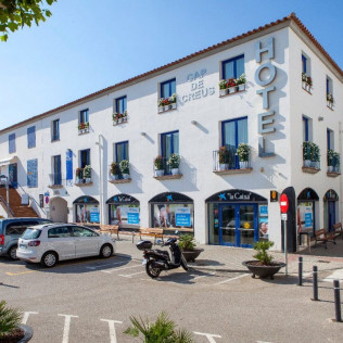 Escapada Romántica con Cava, Bombones y Rosa en Hotel Spa Cap de Creus (Port de la Selva, Girona)