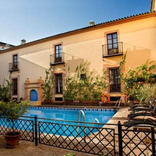 Escapada con desayuno en Hotel Alcázar de la Reina 4* (Carmona, Sevilla)