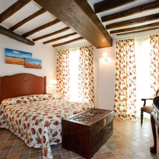 Escapada en Habitación Superior con Desayuno en Hotel Rural El Pilaret (Azanuy, Huesca)