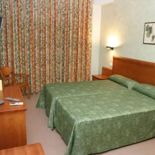 Escapada de 2 Noches con Desayuno en Hotel Fonda Neus (Sant Sadurní d'Anoia, Barcelona)