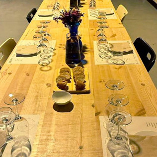 Escapada con Desayuno en Hotel Fonda Neus y Visita a Celler Parató con Cata y Botella para dos (Barcelona)