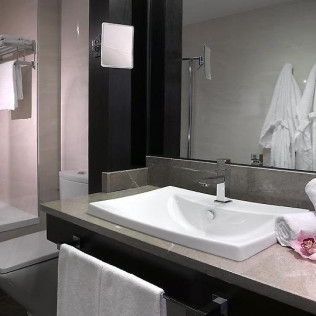 Escapada de 2 noches en Hotel Macià Real Alhambra 4* con Baños Árabes (Granada)