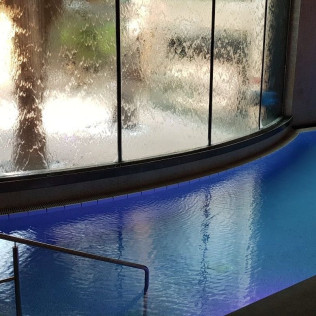Suite Privada con Jacuzzi, Masaje, Copa de Champagne y Chocolate para dos en Spa Alterego del Hotel Miramar Barcelona 5* GL (Barcelona)
