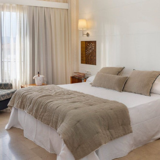 Escapada Romántica con Jacuzzi, Bañera, Cava, Bombones y Rosa en Hotel Spa Porto Cristo 4* (Port de la Selva, Girona)